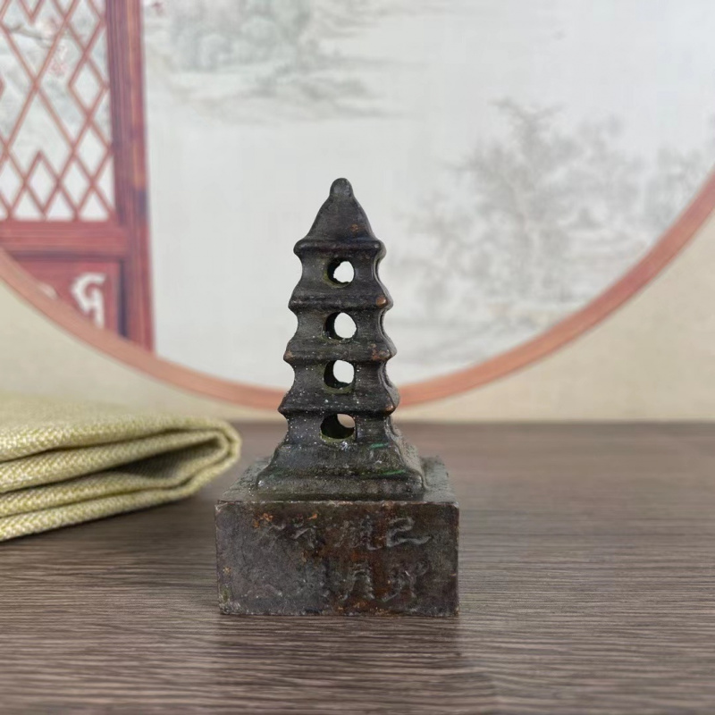 Small Vintage Collectible Items - Petit ornement de tour sculpté en