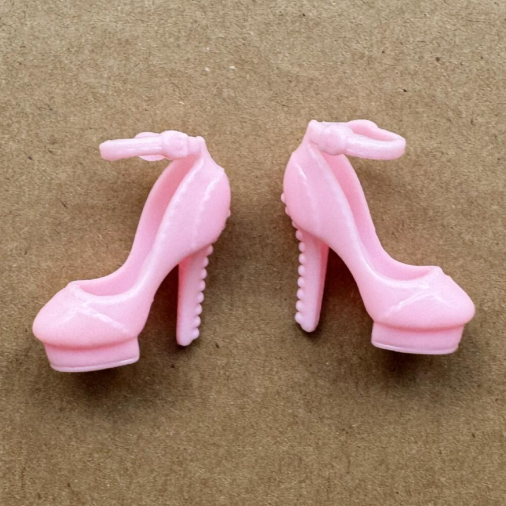 Chaussures de poupée Barbie à  - Vintage Collectible Barbies avis et prix